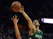 F1季后赛掀起高潮，西城旋风队淘汰对手川蜀麒麟队，战至最后一刻——中场绞杀压制对手的简单介绍