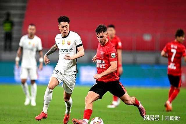 足总杯窗口期再迎强敌，广州队防线松动，主帅态度——话题不断，年轻球员得到机会(埃弗顿重视英足总杯吗)